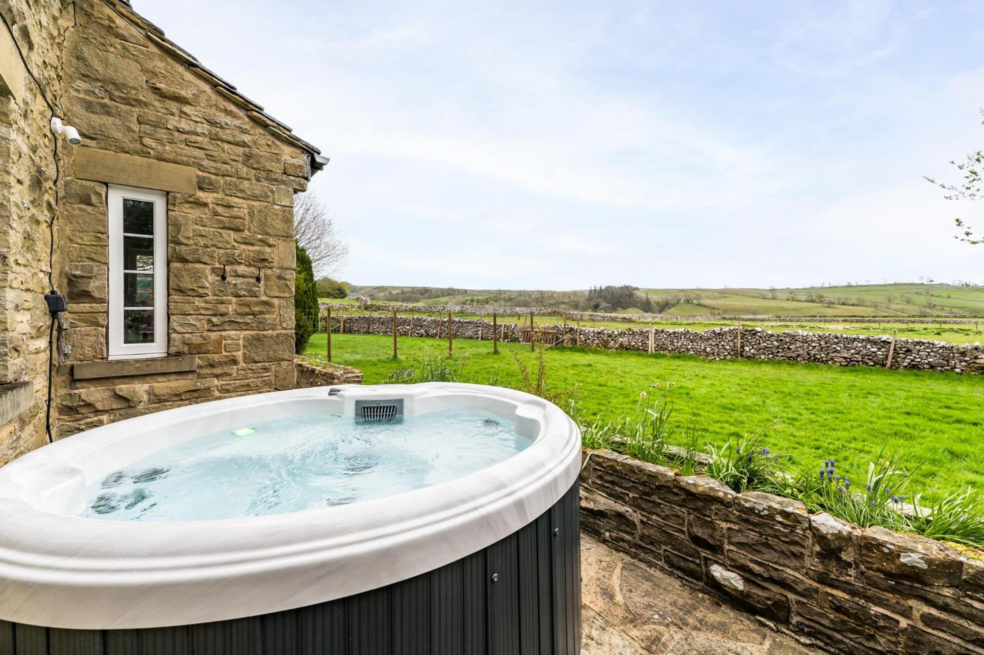 Central Malham Wellbeing Escape With Hot Tub Sleeps 8 מראה חיצוני תמונה