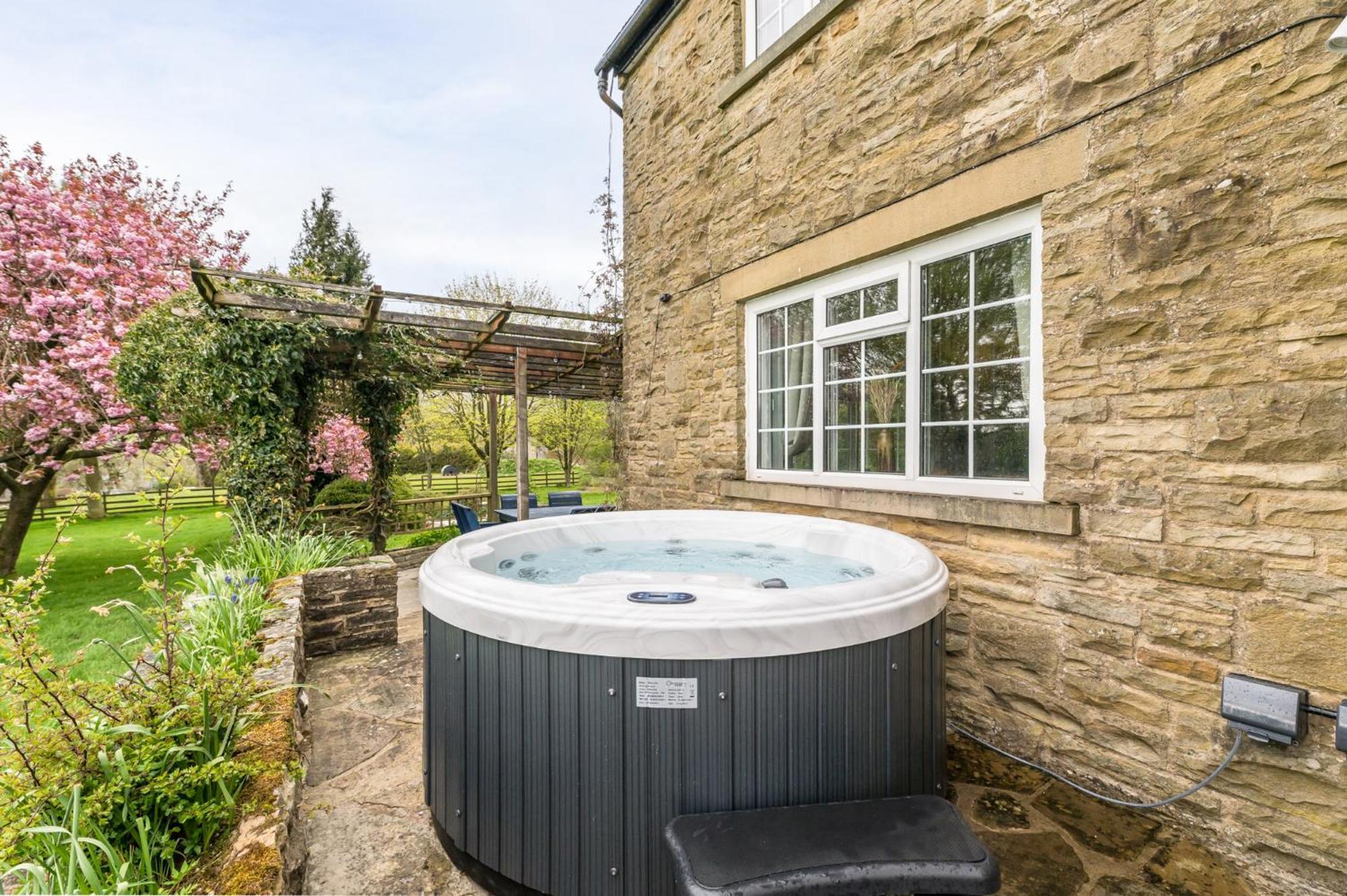 Central Malham Wellbeing Escape With Hot Tub Sleeps 8 מראה חיצוני תמונה
