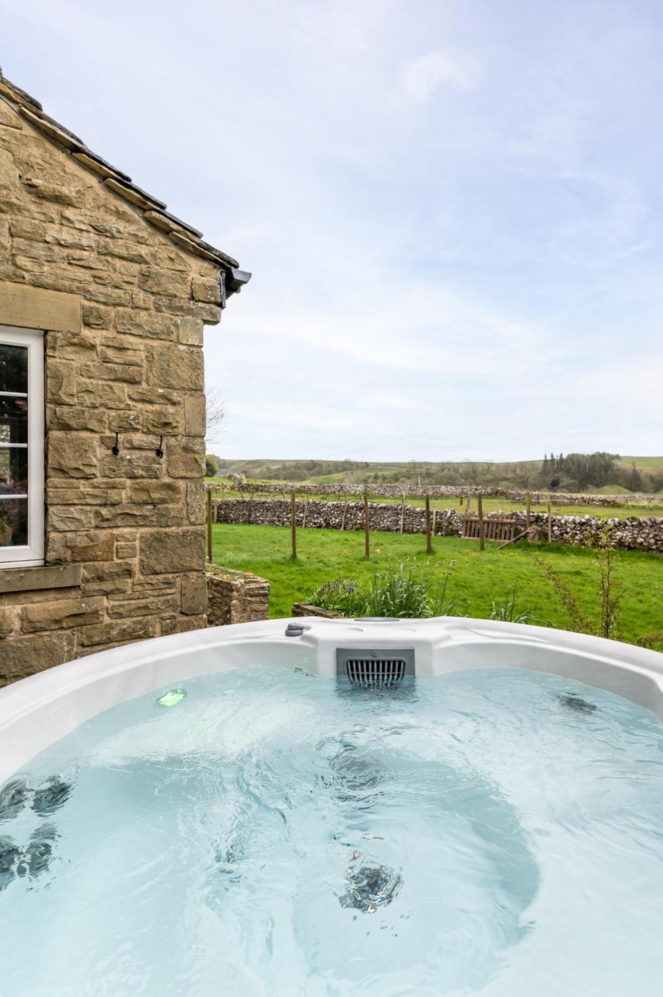 Central Malham Wellbeing Escape With Hot Tub Sleeps 8 מראה חיצוני תמונה
