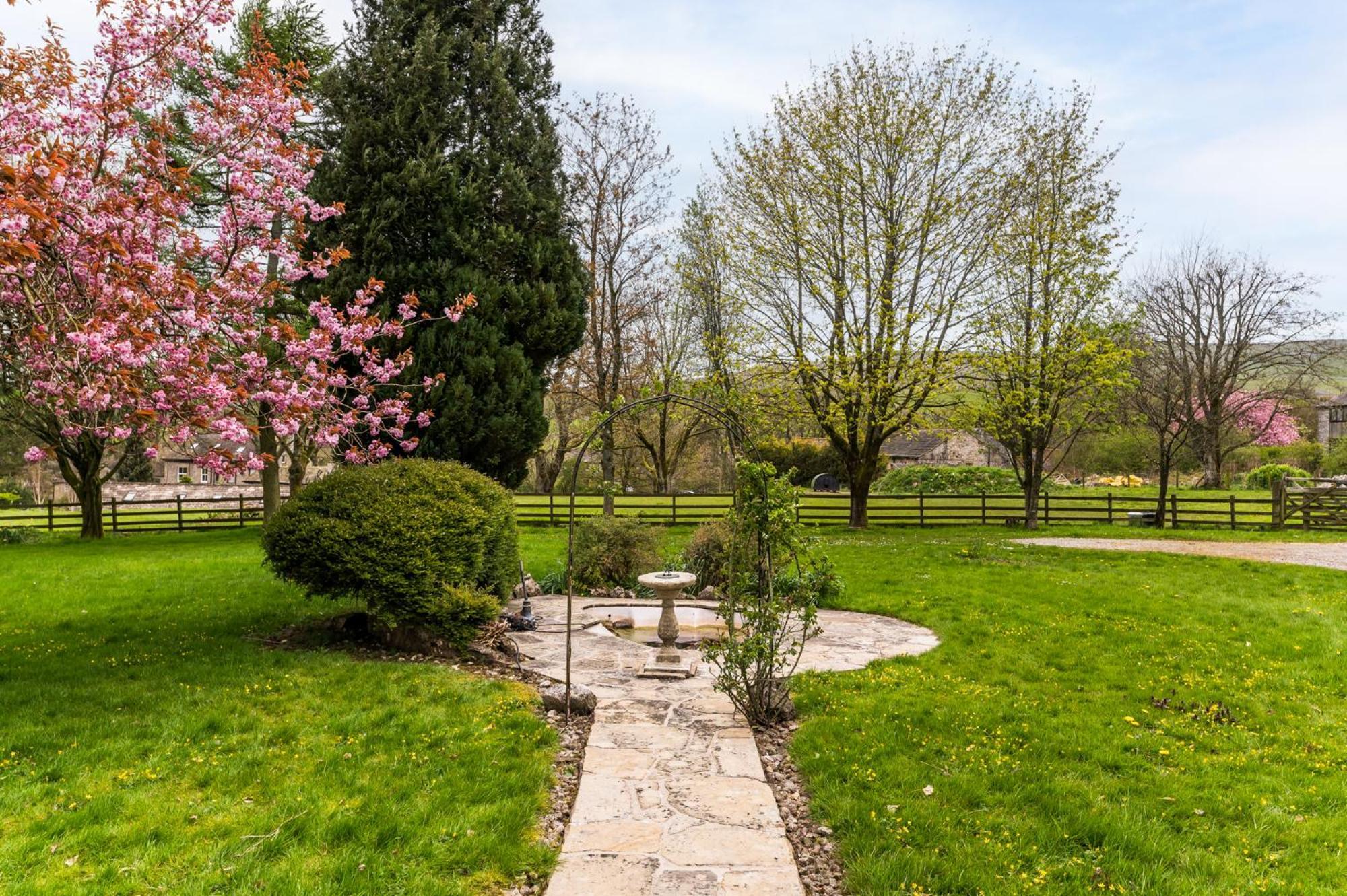 Central Malham Wellbeing Escape With Hot Tub Sleeps 8 מראה חיצוני תמונה